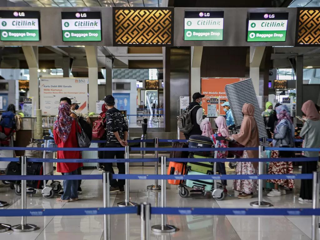 Sejumlah calon penumpang pesawat mengantre di loket lapor diri Terminal 3 Bandara Soekarno Hatta, Tangerang, Banten, Rabu (20/4/2022). (ANTARA/Fauzan)