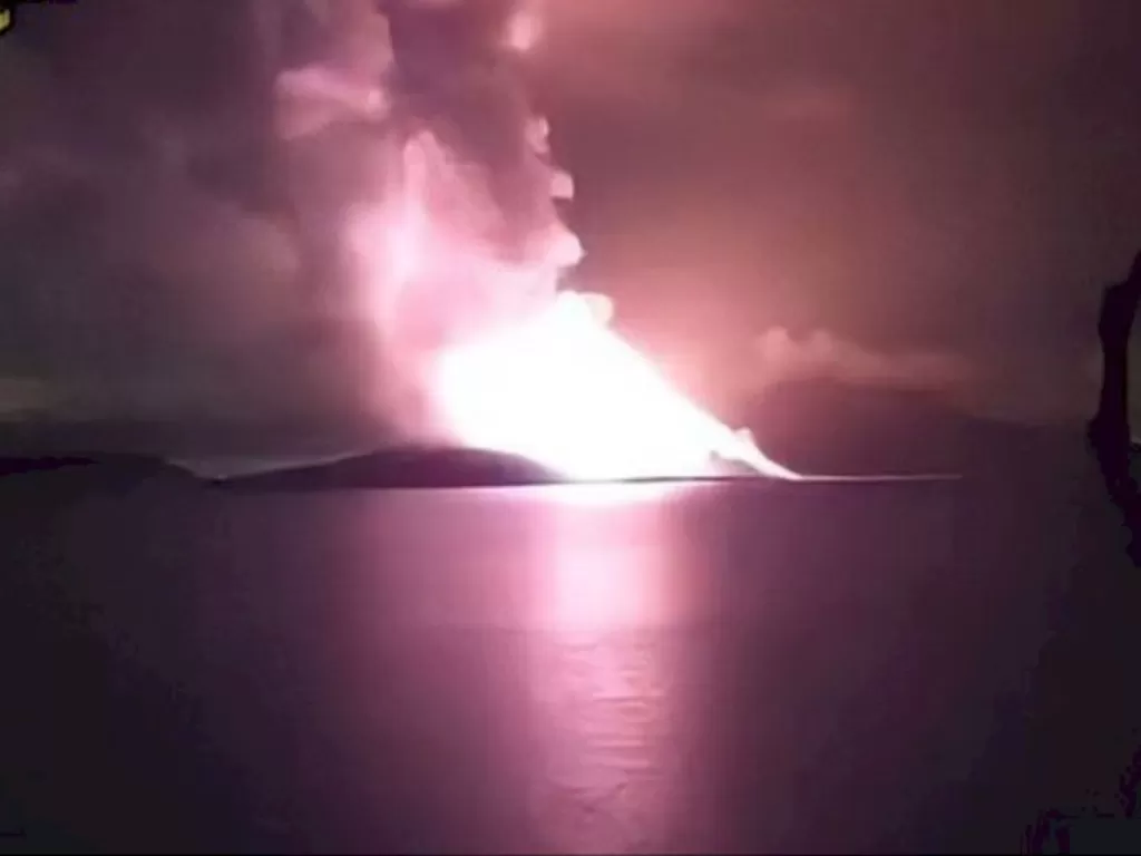 Gunung Anak Krakatau level III siaga. (Twitter/@pvmbg)
