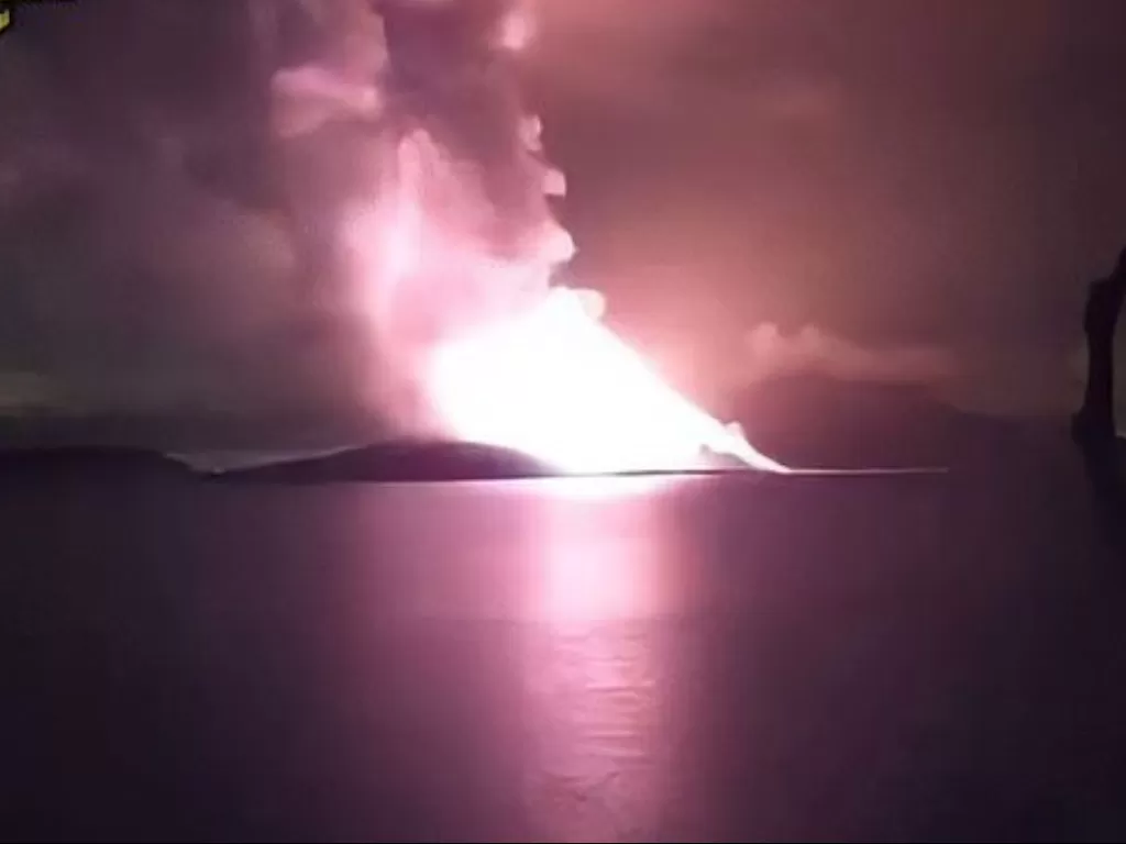 Aktivitas letusan Gunung Anak Krakatau mengeluarkan abu vulkanik. (ANTARA/HO-PVMBG)