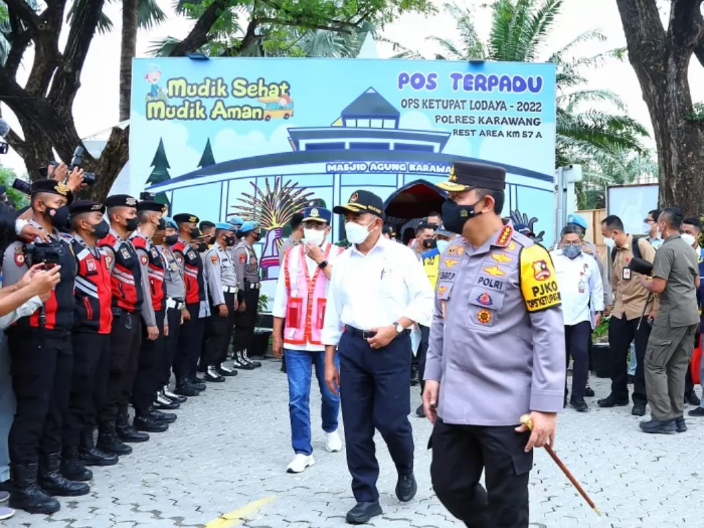 Kapolri Listyo Sigit Prabowo melakukan peninjuan di Rest Area KM 57 Tol Cikampek. (Dok. Divisi Humas Polri)