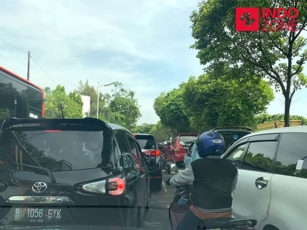 Pemotor mencoba menerobos kemacetan Jakarta, Selasa (26/4/2022). (INDOZONE/Fahmy Fotaleno)