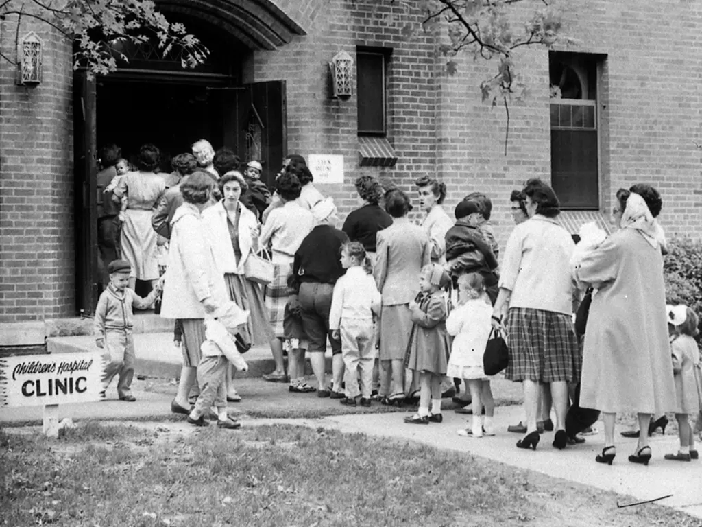 Antrean vaksinasi polio di Amerika Serikat pada 1954 (via History)