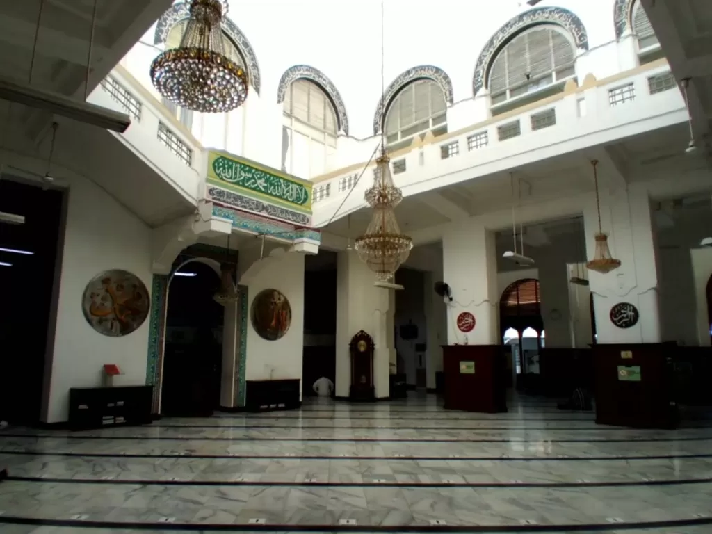 Interior dalam masjid yang megah dan bergaya Eropa (Vivi Sanusi/IDZ Creators)