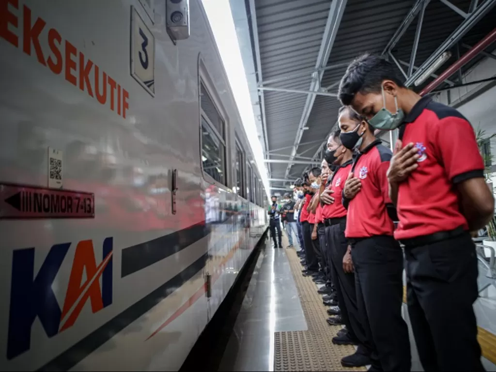 Sejumlah petugas memberi salam hormat saat keberangkatan kereta api di Stasiun Pasar Senen. (ANTARA FOTO/Fauzan)