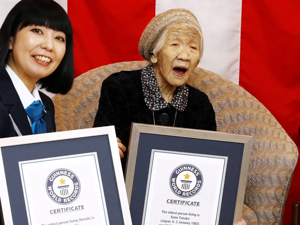 Kane Tanaka (kanan) saat menerima penghargaan dari World Records. (REUTERS)