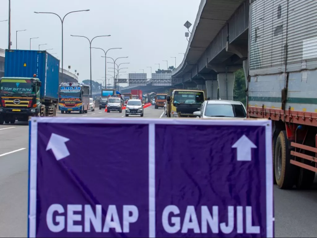 Sejumlah kendaraan melaju di ruas jalan Tol saat uji coba ganjil genap di Tol Jakarta - Cikampek Karawang, Jawa Barat. (ANTARA FOTO/M Ibnu Chazar)