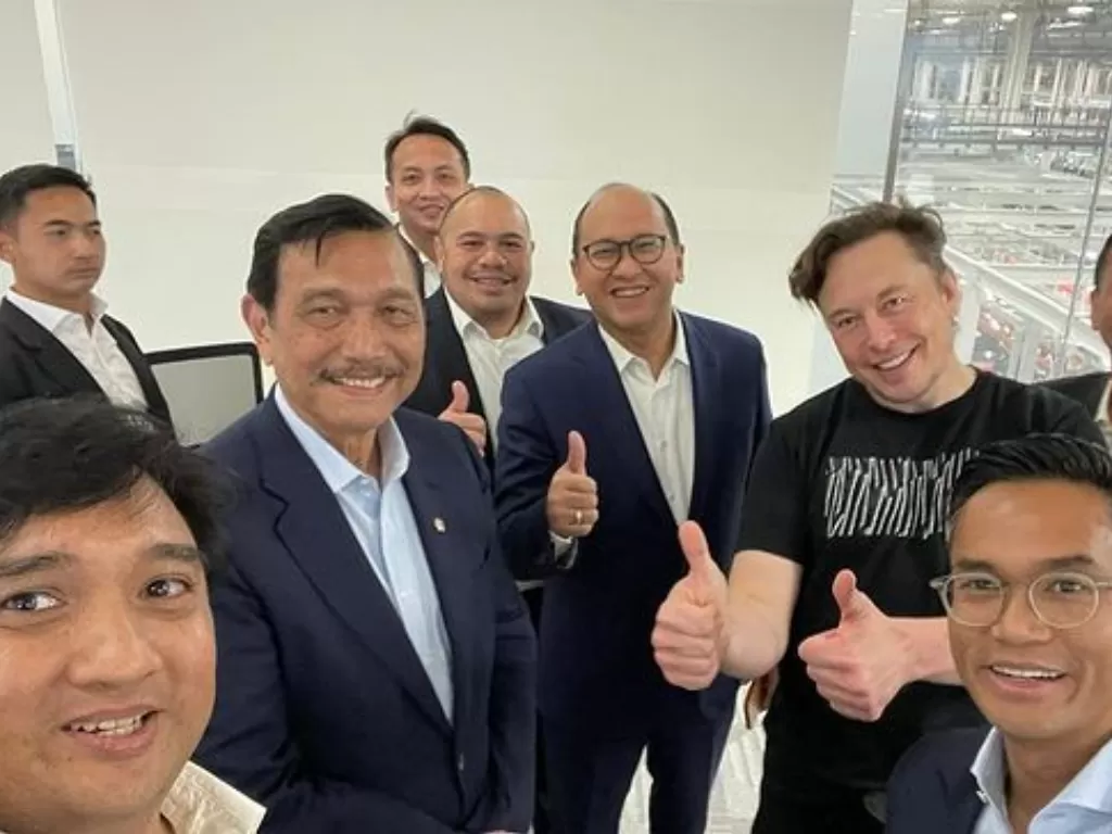 Menko Marves Luhut Binsar Pandjaitan beserta delegasi Indonesia berjumpa dengan Elon Musk di pabrik Tesla, AS, Selasa (26/4/2022). (Instagram/@nindyabakrie)