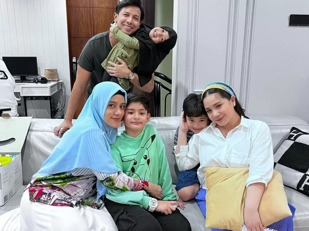 Keluarga Fairuz A Rafiq, termasuk King Faaz, berkunjung ke rumah Nagita Slavina (Instagram/@fairuzarafiq)