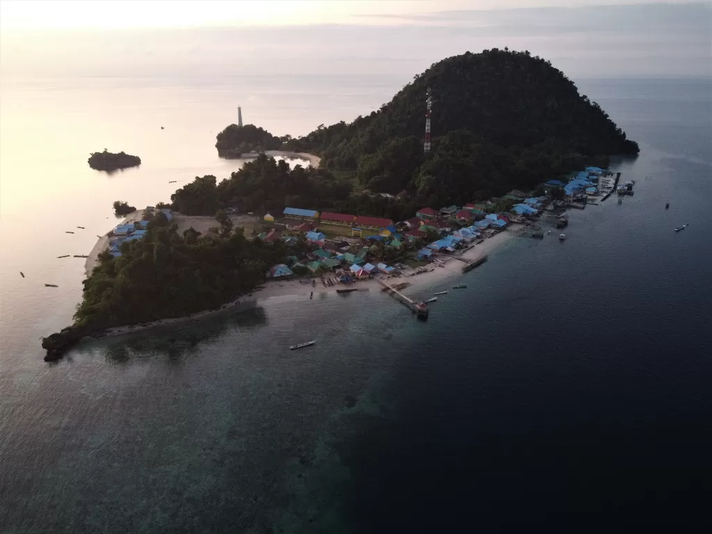  Foto udara Pulau Labengki yang dijadikan sebagai desa wisata di Desa Labengki Kecil, Konawe Utara, Sulawesi Tenggara, Senin (14/3/2022). (ANTARA/Jojon)