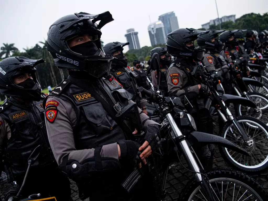 Polisi mengikuti apel gelar pasukan Operasi Ketupat 2022 di Silang Monas, Jakarta. (ANTARA/Sigid Kurniawan)