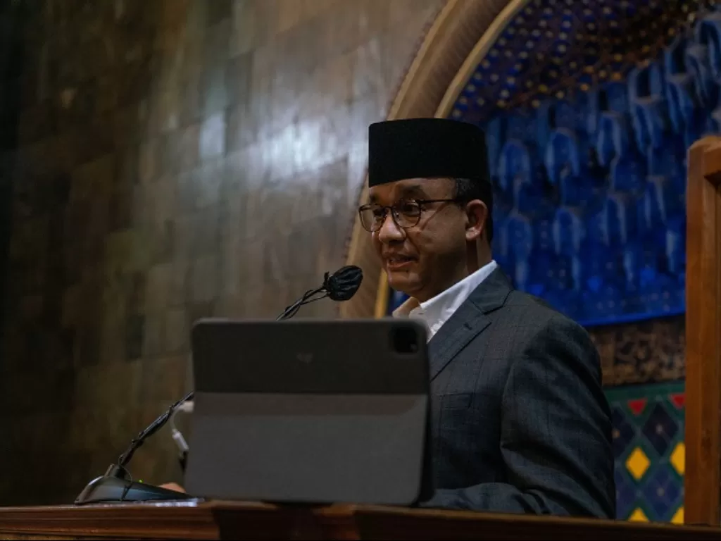 Gubernur DKI Jakarta Anies Baswedan mengisi ceramah shalat taraweh di Masjid Kampus UGM, Sleman, DI Yogyakarta. (ANTARA FOTO/Hendra Nurdiyansyah)