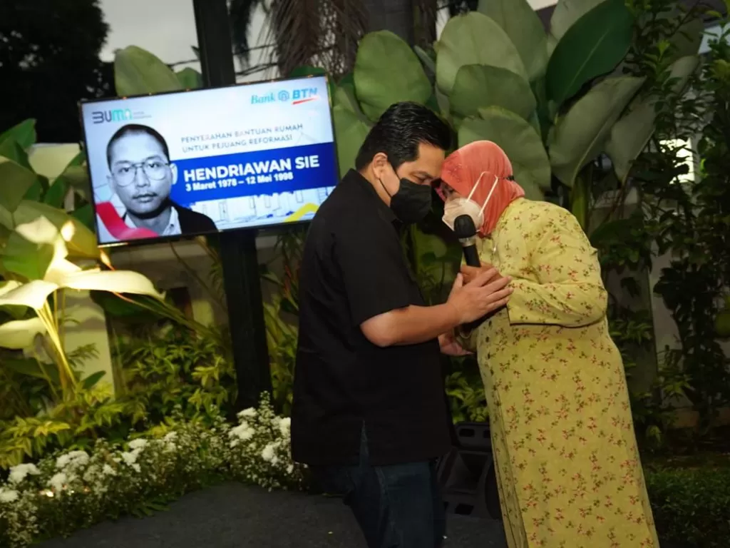 Menteri BUMN Erick Thohir memberikan rumah layak huni secara simbolis pada ahli waris korban peristiwa Trisakti, di Jakarta. (Istimewa)