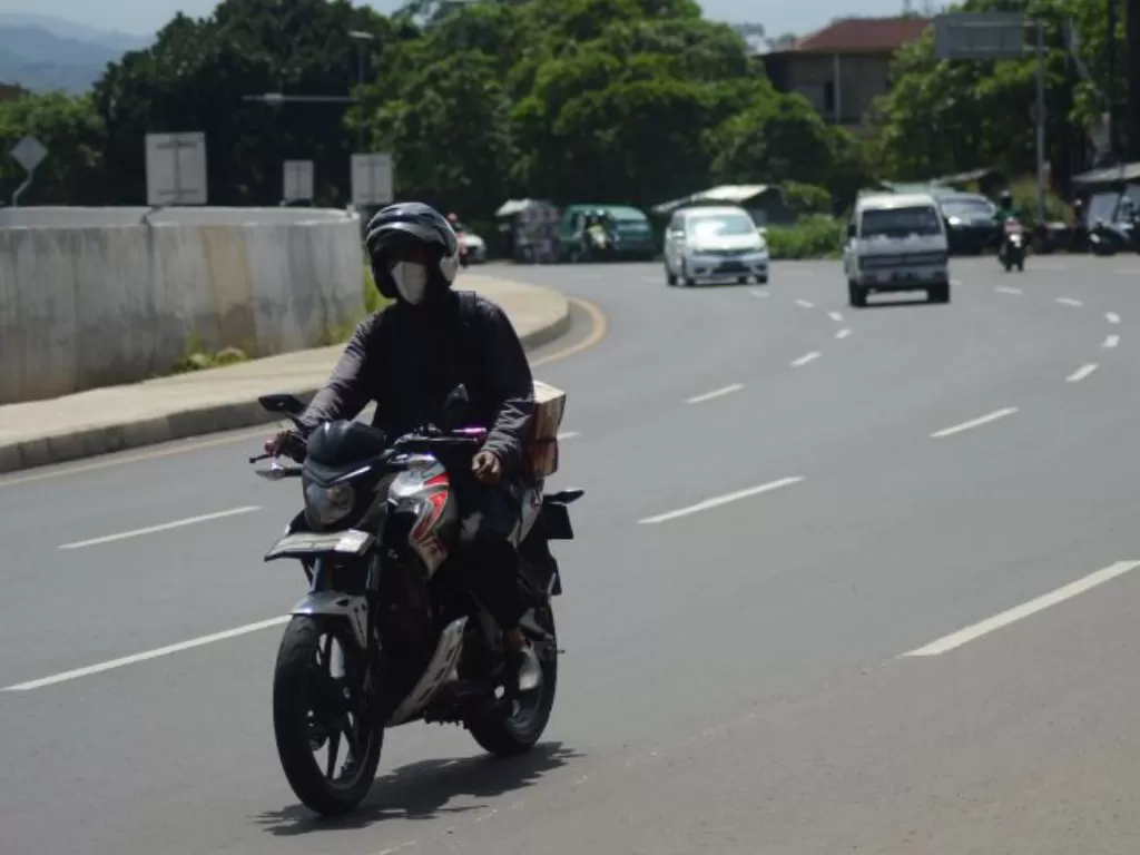 Pemudik yang menggunakan sepeda motor melintas di kawasan Cileunyi, Kabupaten Bandung, Jawa Barat, Rabu (27/4/2022). (ANTARA/Bagus Ahmad Rizaldi)