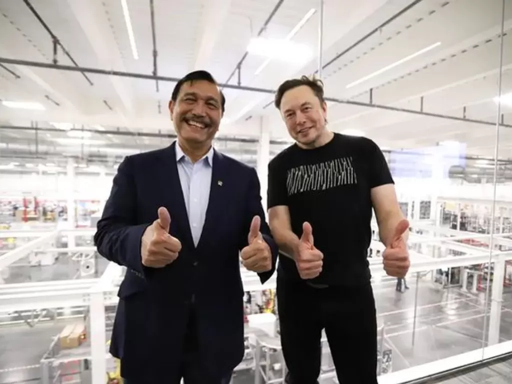 Menteri Koordinator Bidang Kemaritiman dan Investasi, Luhut Binsar Pandjaitan dan Elon Musk di pabrik Tesla, Selasa (26/4/2022). (Instagram/@luhut.pandjaitan)