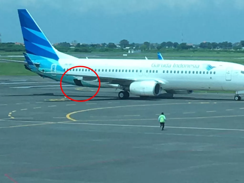 Pintu pesawat Garuda yang terbuka saat akan take off. (Instagram/@wirandhika_25)