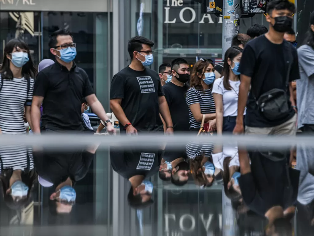 Warga Malaysia mengenakan masker di tempat outdoor. (Malaymail)