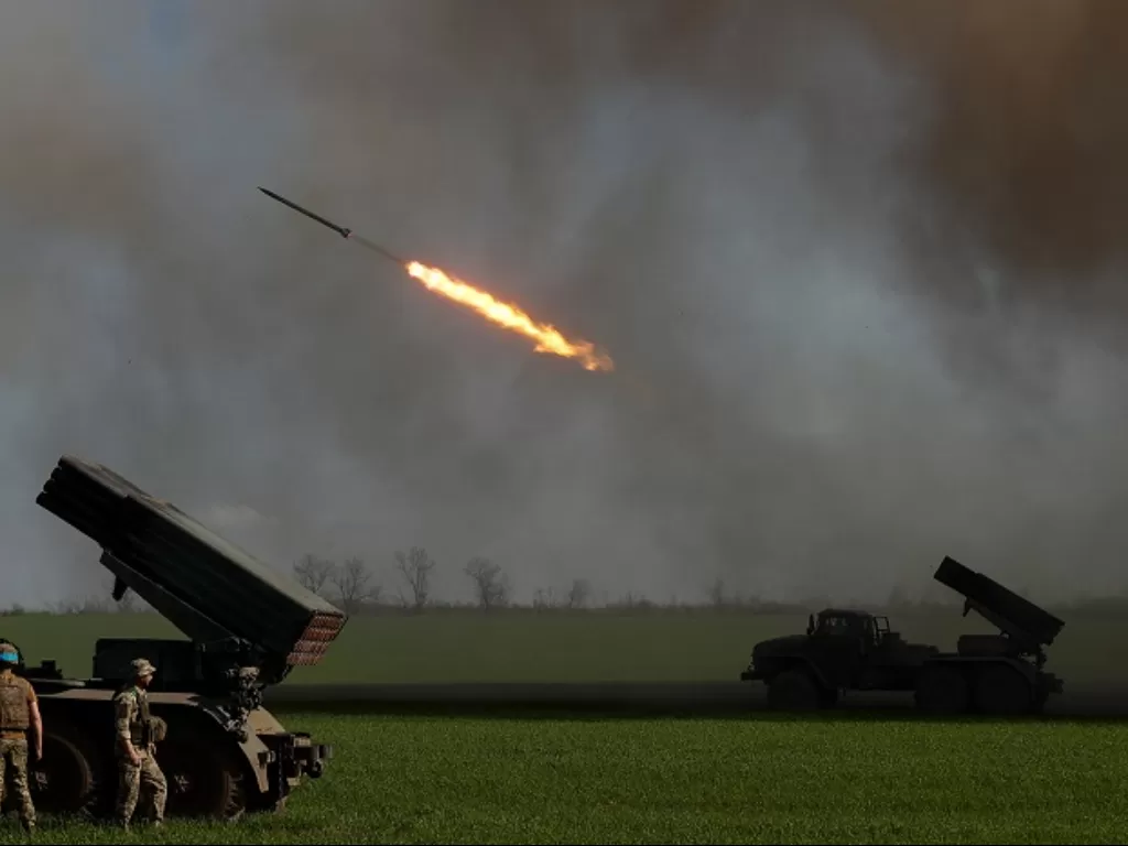 Sebuah rudal dilepaskan oleh milter Rusia ke wilayah Ukraina. (REUTERS/Serhii Nuzhnenko)