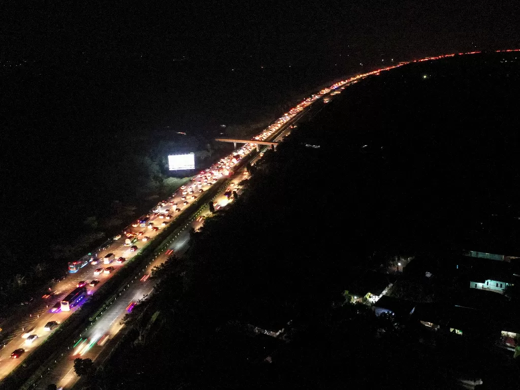 Foto udara sejumlah kendaraan melintas di ruas Jalan Tol Cikopo-Palimanan, Subang, Jawa Barat. (ANTARA/M Risyal Hidayat)