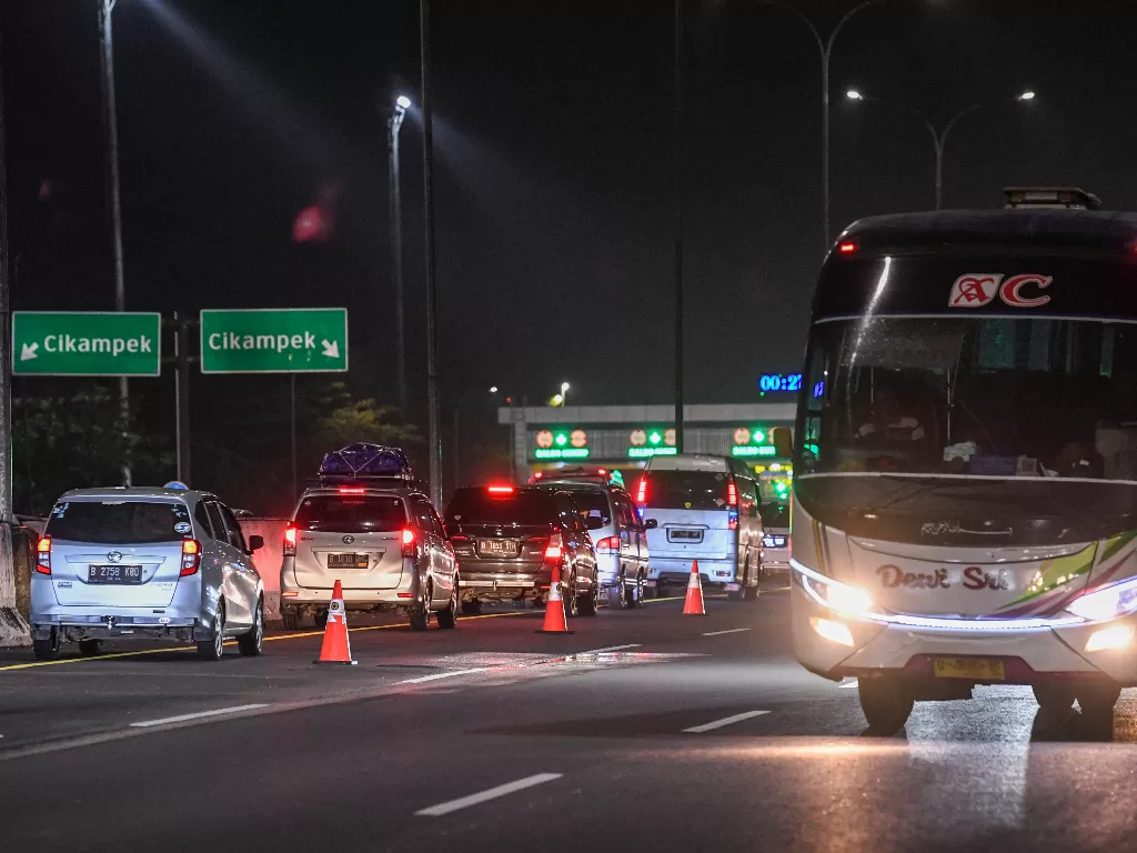 Sejumlah kendaraan melintasi gerbang tol saat pemberlakuan 'Contraflow' di jalan tol Jakarta-Cikampek, Kabupaten Purwakarta, Jawa Barat. (ANTARA/M Risyal Hidayat)