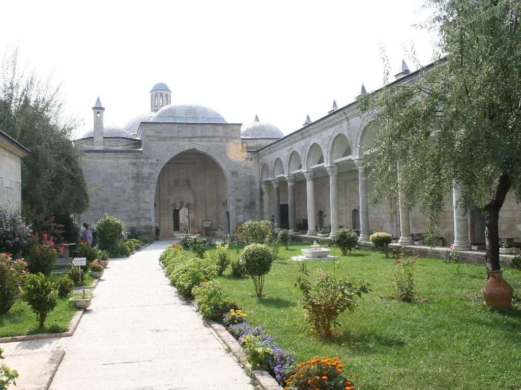 Di dalam kawasan Kompleks Sultan Bayezid II di Edirne, Turki (Wikipedia)