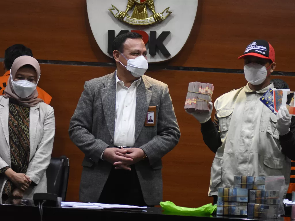 KPK memperlihatkan uang tunai barang bukti penyuapan Ade Yasin ke ke pegawai BPK. (ANTARA FOTO/Indrianto Eko Suwarso)