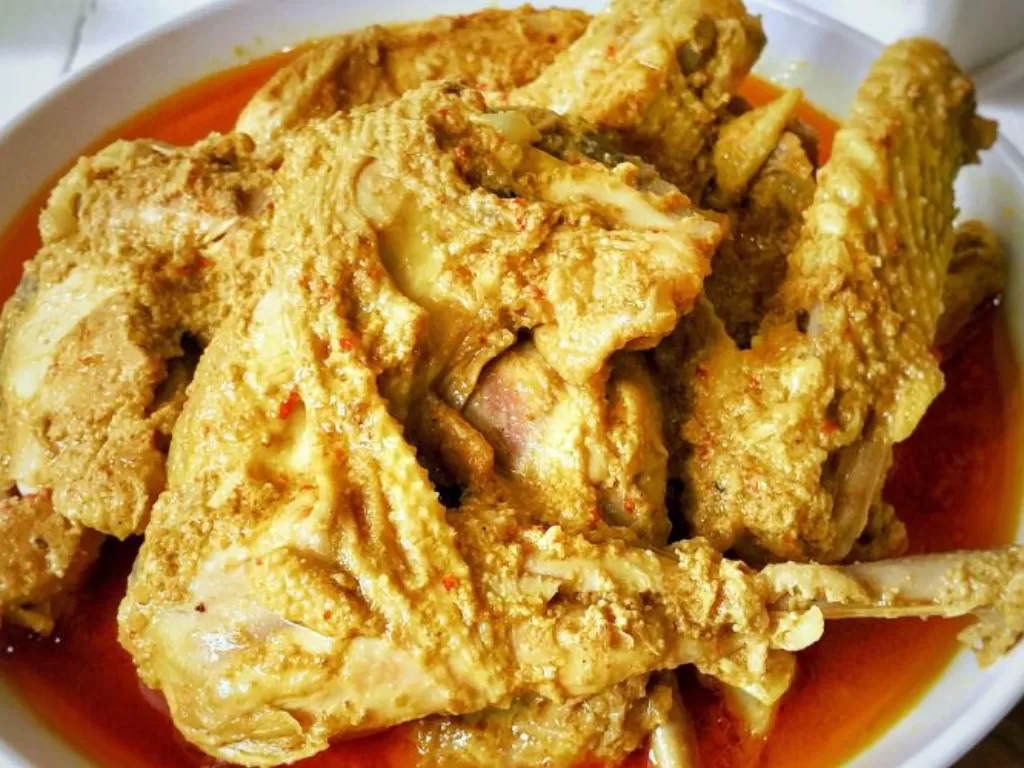 Gulai ayam khas Padang. (Instagram/@carolinelc88)