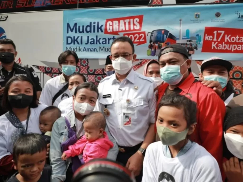 Gubernur DKI Jakarta Anies Baswedan saat melepas pemudik (Instagram/@aniesbaswedan)