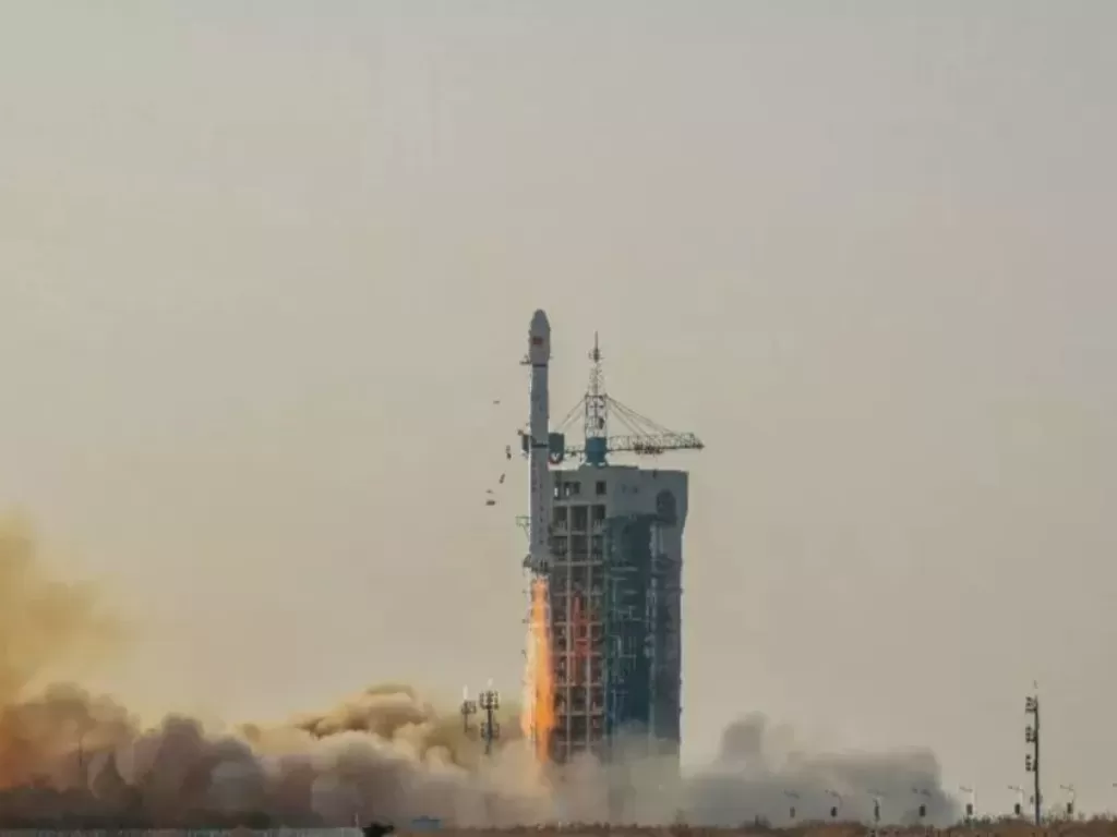 Peluncuran roket Long March 4C dari Pusat Peluncuran Satelit Jiuquan China yang membawa satelit Gaofen 3 (03) pada 6 April 2022 (CASC/Zhuang Jiajing)