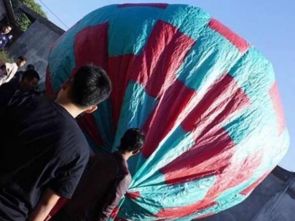 Sejumlah warga bersiap menerbangkan balon raksasa di Kampung Panawuan, Kelurahan Sukajaya, Kecamatan Tarogong Kidul, Kabupaten Garut, Jawa Barat saat Hari Raya Lebaran tahun sebelumnya. (ANTARA/HO-IG Panawuan)