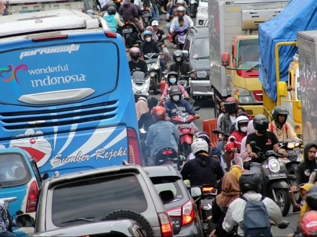 Kepadatan kendaraan pada H-4 di Jalan Raya Puncak, Cisarua, Kabupaten Bogor, Jawa Barat. (ANTARA FOTO/Yulius Satria Wijaya)