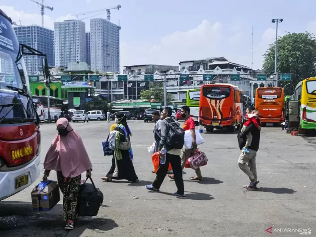 Sejumlah pemudik bersiap menaiki bus di terminal Bekasi, Jawa Barat, Kamis (23/4/2020). (ANTARA/ Fakhri Hermansyah)