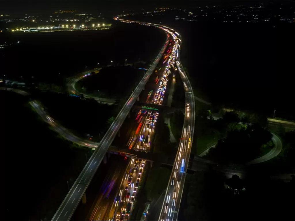 Foto udara sejumlah kendaraan melintas di ruas Jalan Tol Cikopo-Palimanan, Subang, Jawa Barat. (ANTARA FOTO/M Risyal Hidayat)