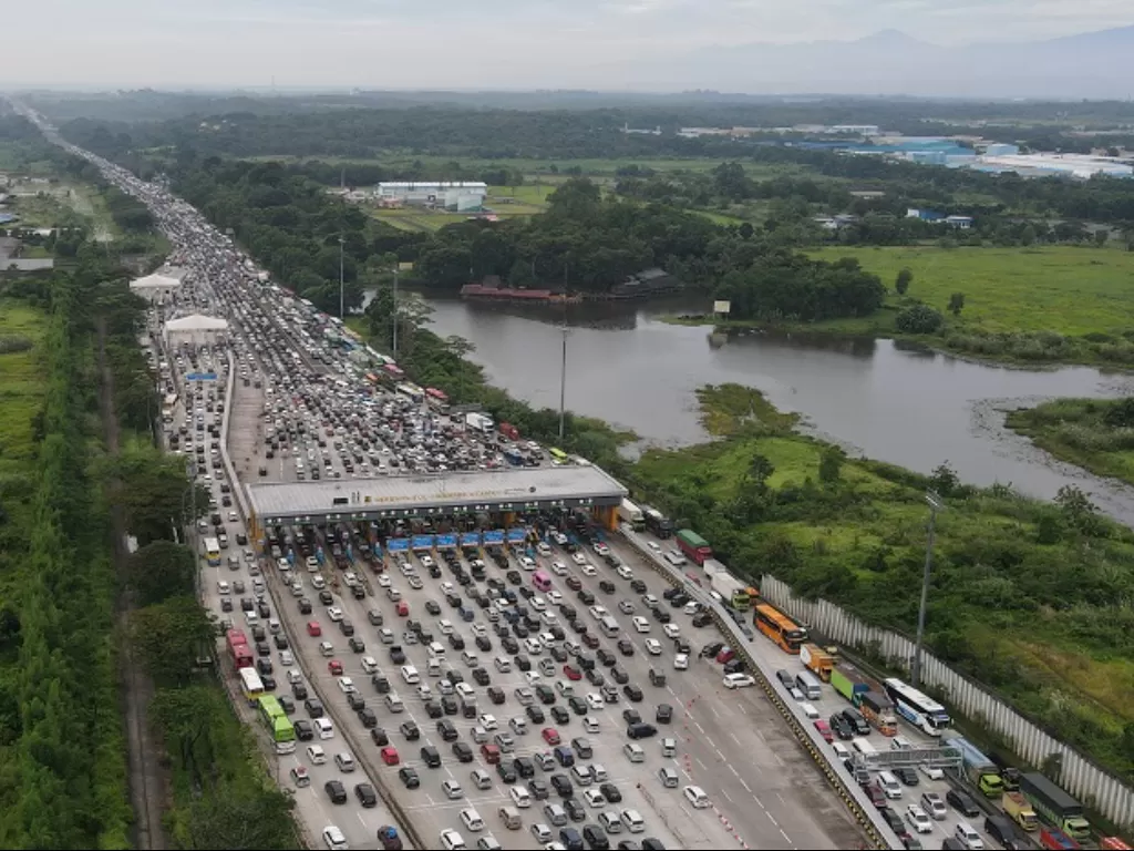 Foto udara sejumlah kendaraan antre melintasi Gerbang Tol Cikampek Utama, Kabupaten Purwakarta, Jawa Barat. (ANTARA/M Risyal Hidayat)