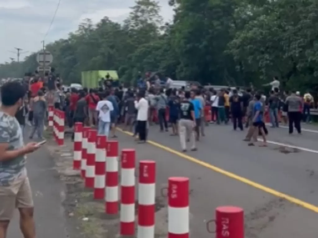 Tangkapan layar video yang diduga masyarakat memblokir jalan tol Cipularang, Bandung. (Twitter/@BisKota_)