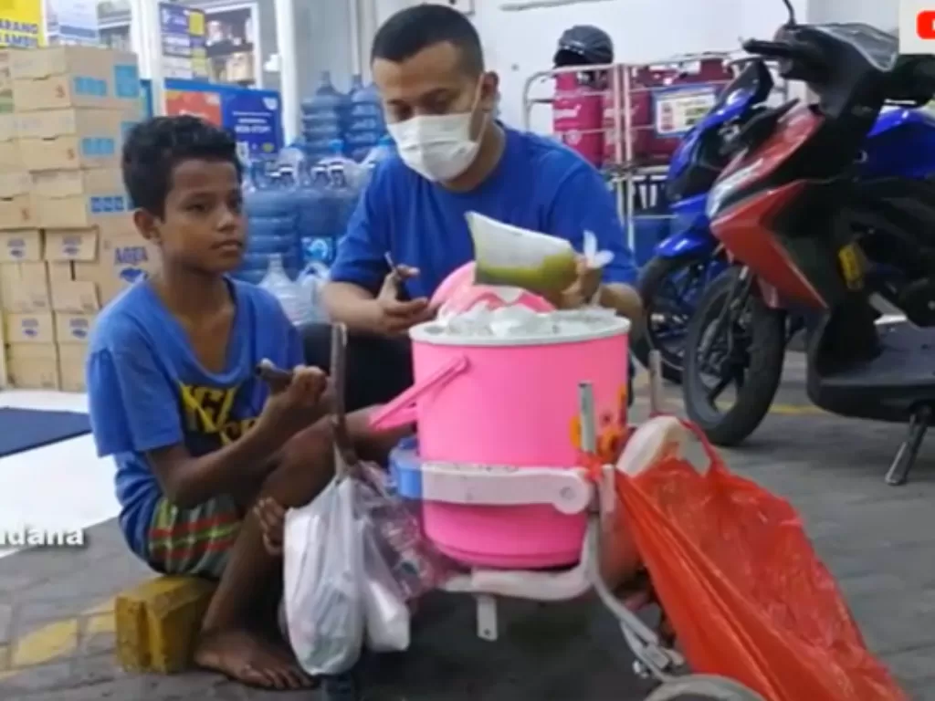 Husein, bocah penjual es dawet di Buduran, Sidoarjo. (YouTube Rizkey Kentang)