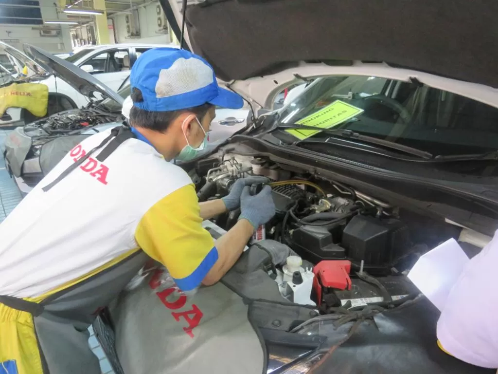 Mekanik Honda melakukan perbaikan mobil pelanggan (Honda Indonesia)