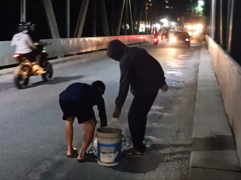 Pemuda Berau sukarela tambal jalanan rusak (Edi Akbar/IDZ Creators)