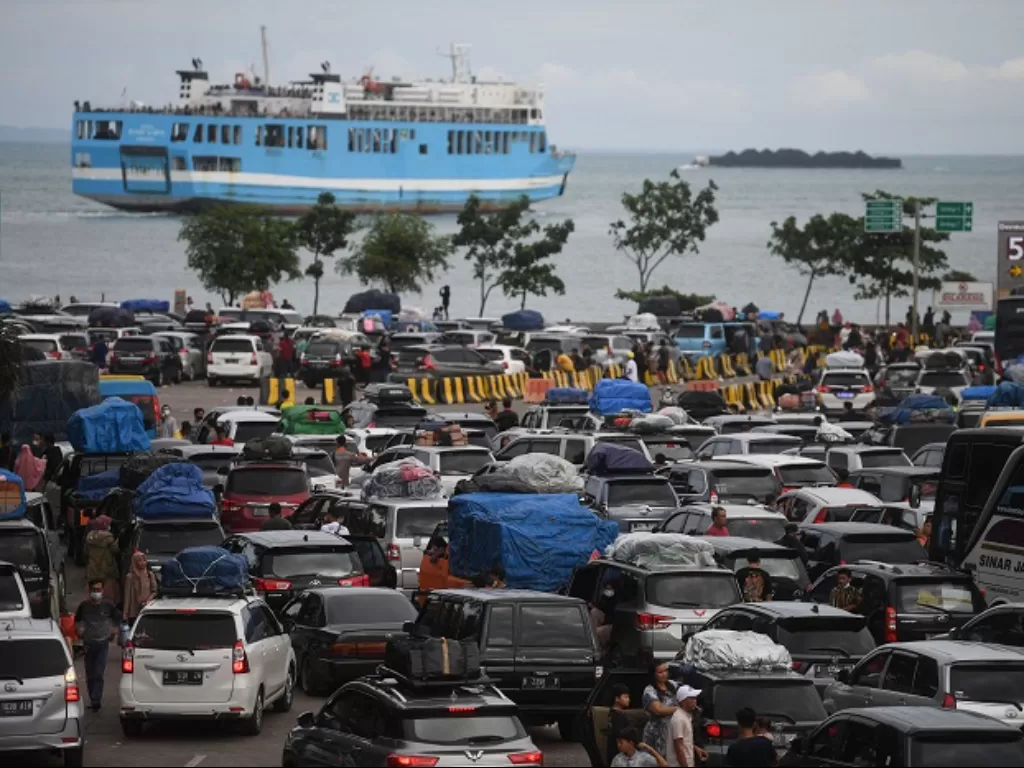 Sejumlah kendaraan mengantre untuk naik ke atas kapal di Pelabuhan Merak, Banten. (ANTARA FOTO/Akbar Nugroho Gumay)