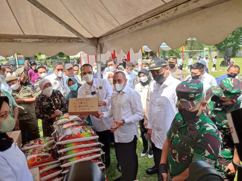 Dirjen PSP Kementan Ali Jamil bersama Gubernur Sumut Edy Rahmayadi dan Wali Kota Medan Bobby Nasution tinjau Pasar Mitra Tani di Medan. (Foto/Indozone.id)
