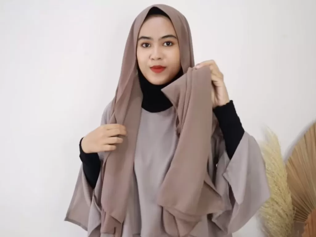Tutorial hijab Lebaran. (YouTube/Wanda Hanan Rahayu)