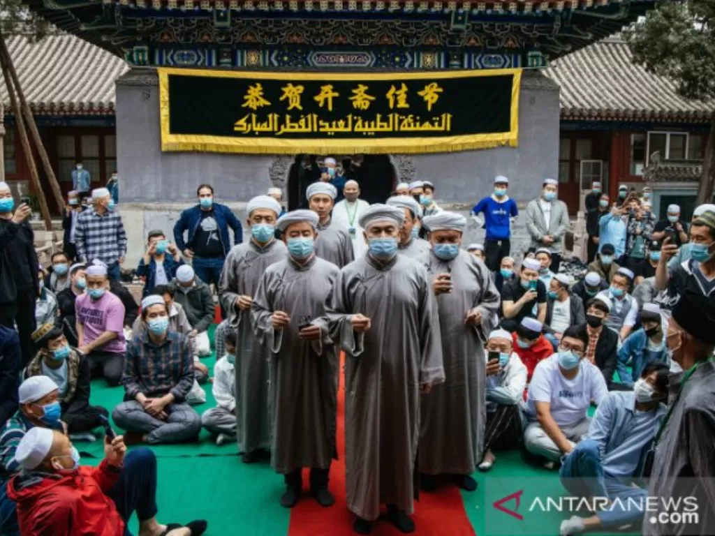 Jamaah shalat Idul Fitri meluber hingga halaman Masjid Nanxiapo, Beijing, China, Kamis (13/5/2021) (ANTARA/M. Irfan Ilmie)
