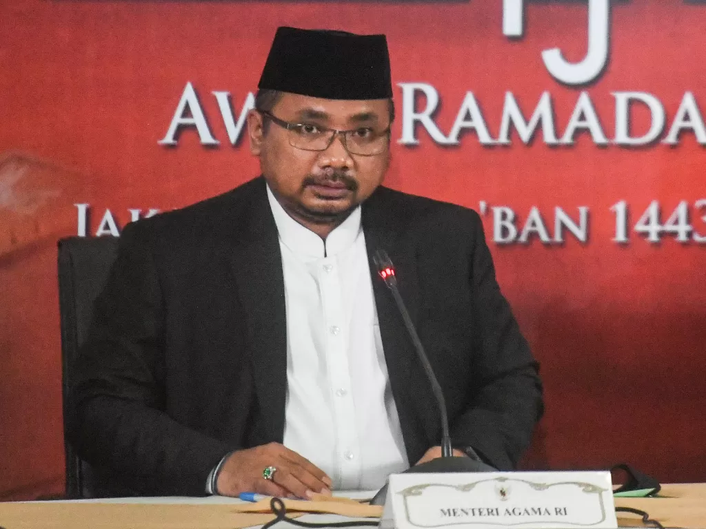 Menteri Agama Yaqut Cholil Qoumas memberikan keterangan hasil sidang isbat penetapan 1 Ramadan 1443 Hijriah di Kemenag, Jakarta. (ANTARA/Hafidz Mubarak A)