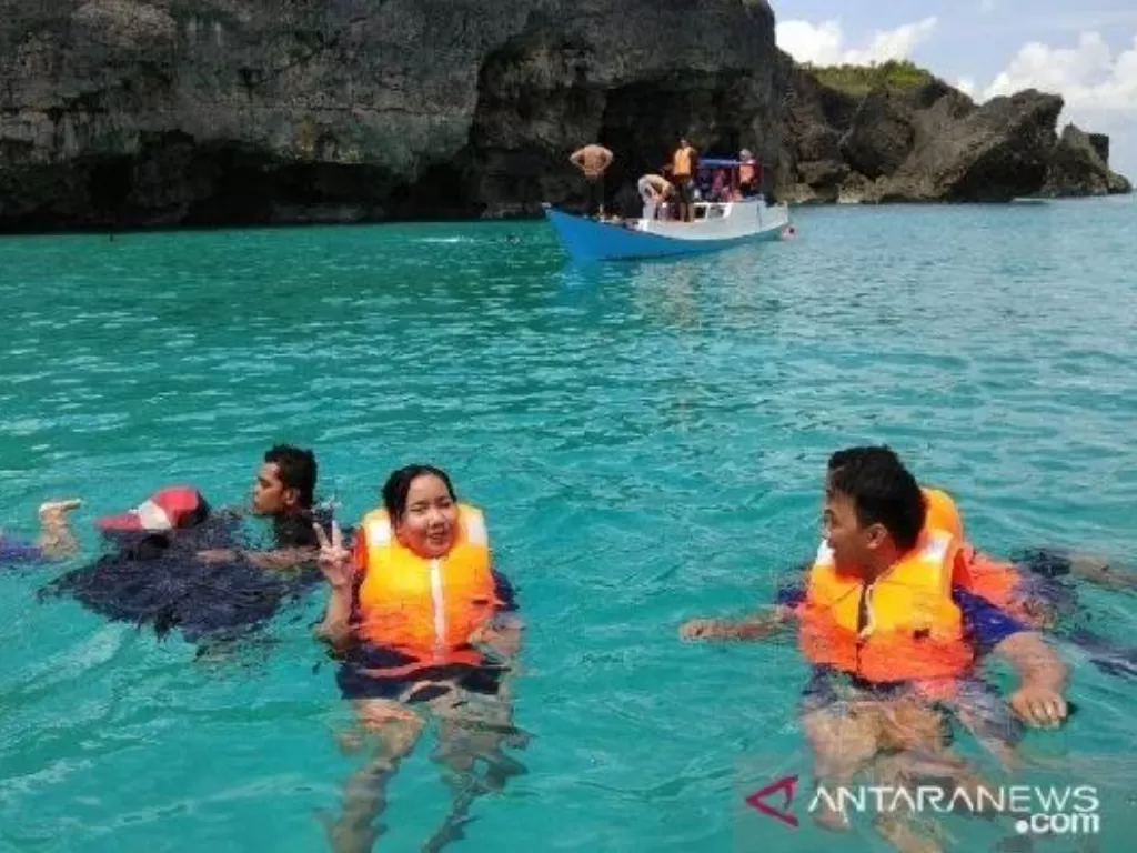  Sejumlah wisatawan berenang di perairan salah satu pulau tak berpenghuni yang menjadi objek wisata di Kabupaten Kepulauan Selayar. (ANTARA/Suriani Mappong)