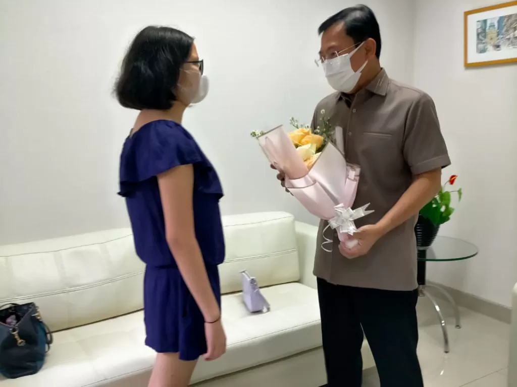 Vanessa memberi bunga kepada dr Terawan Agus Putranto sebagai bentuk rasa terima kasihnya. (Twitter/@Cindaku)