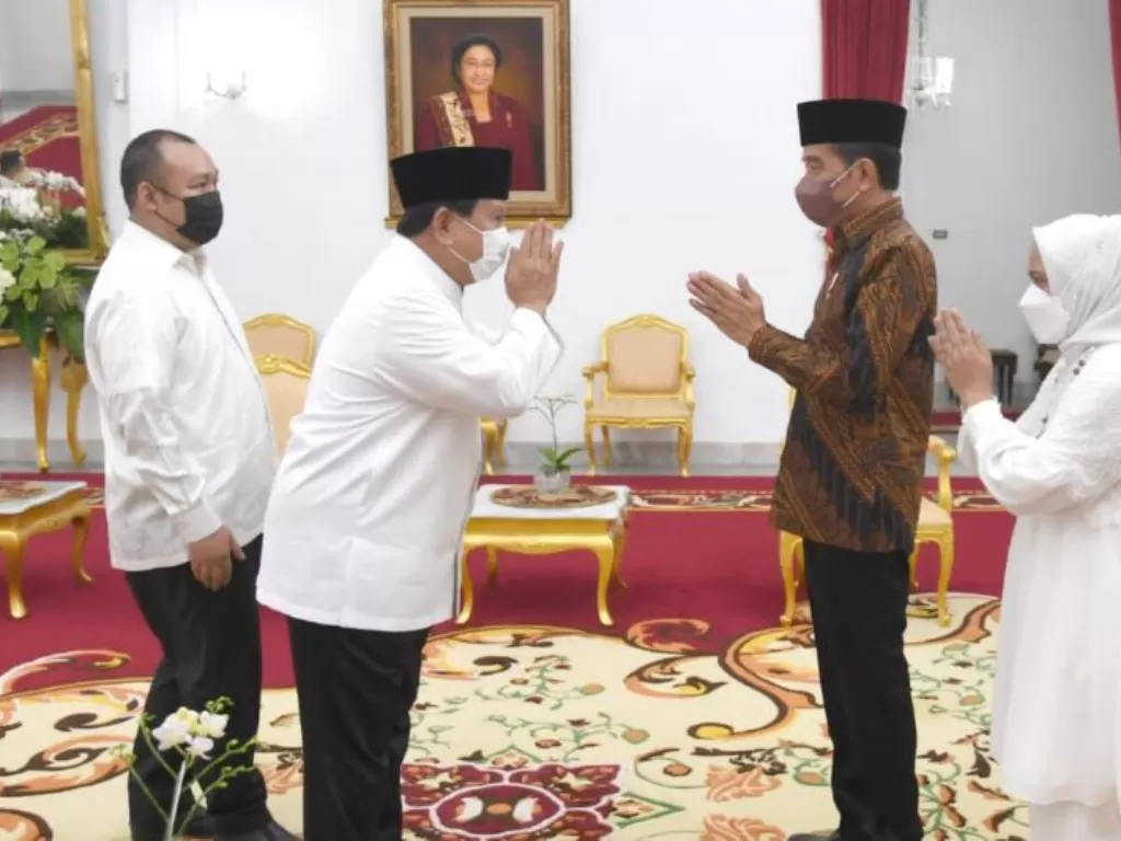 Presiden Jokowi dankeluarga  menerima kedatangan Menteri Pertahanan (Menhan) Prabowo Subianto dan putranya, Didit Hediprasetyo, di Gedung Agung, Istana Kepresidenan Yogyakarta. (Dok. BPMI/Setpres Lukas)