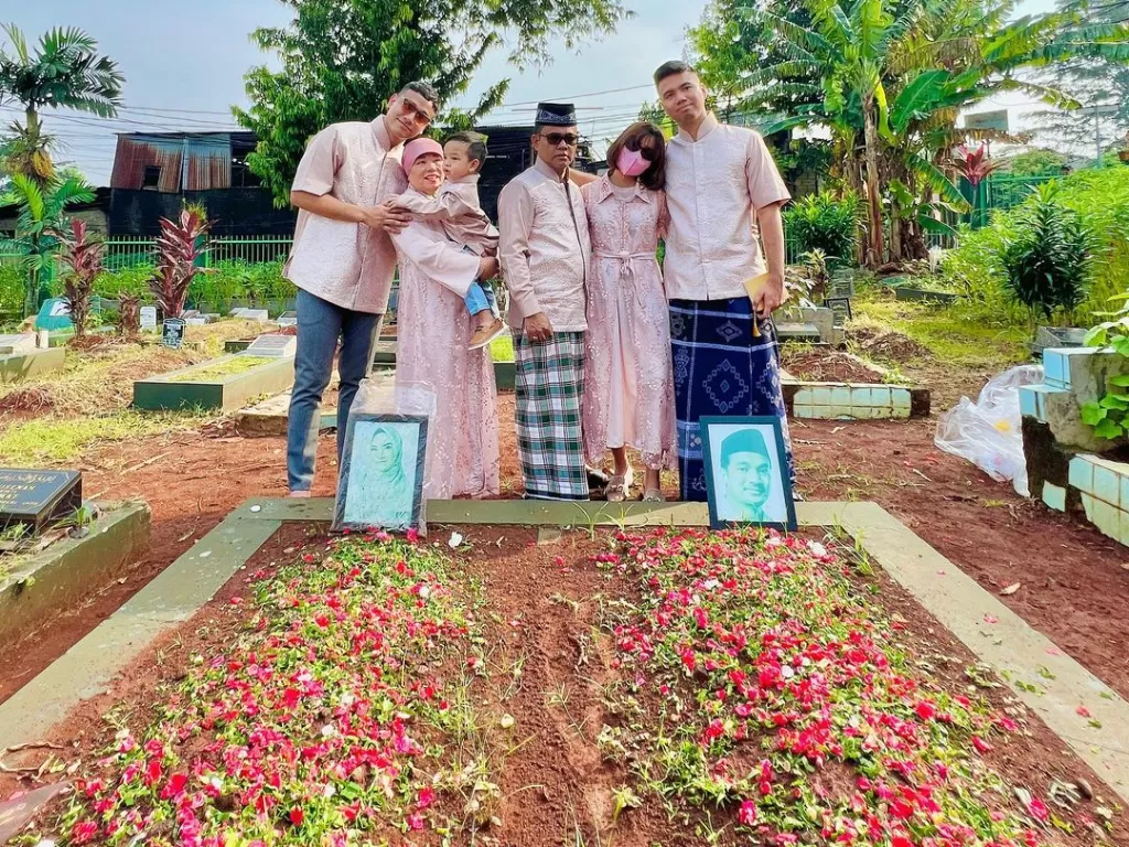 Keluarga Fuji di depan makam mendiang Bibi Ardiansyah dan Vanessa Angel. (Instagram/@fuji_an)