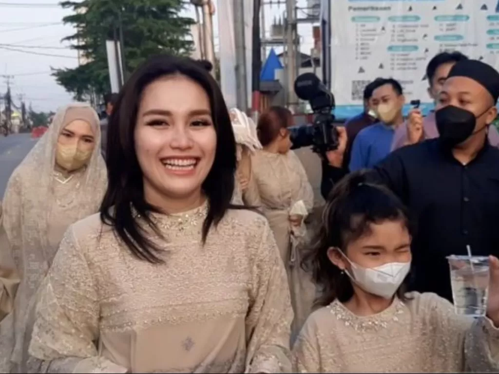 Penyanyi dangdut Ayu Ting Ting usai melaksanakan salat Ied bersama keluarga di Depok, Senin (2/5/2022) (ANTARA/Maria Cicilia Galuh)