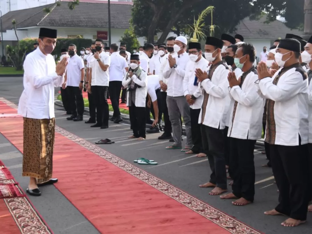Presiden Jokowi salat Idulfitri di halaman Gedung Agung, Istana Yogyakarta. (Dok. BPMI Setpres Lukas)