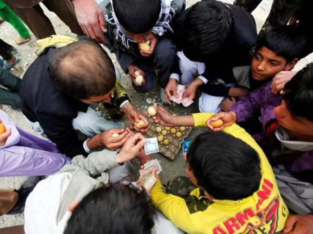 Tradisi adu telur Afghanistan. (Goyaadaily)