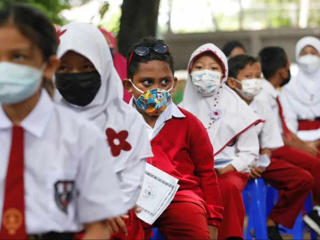Sejumlah anak mengantre untuk mendapatkan vaksin COVID-19 di Jakarta. (REUTERS/Ajeng Dinar Ulfiana)